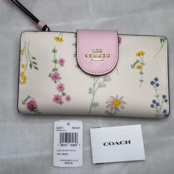 Coach Handbags - Coach Wallet BRAND NEW a with tags 🏷️